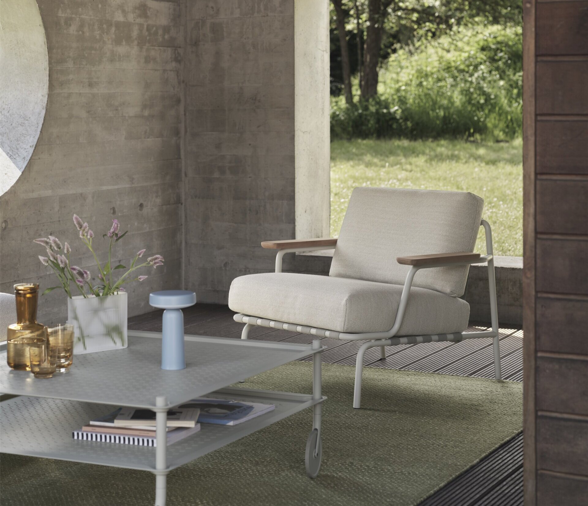 Settle-lounge-chair-laze-1-grey-flow-coffee-table-grey-ply-rug-recycled-polyester-moss-green-ridge-vase-16-white-frosted-muuto-org_150.jpg